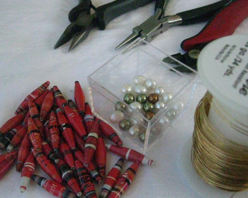 Materials and tools for the paper bead flower
